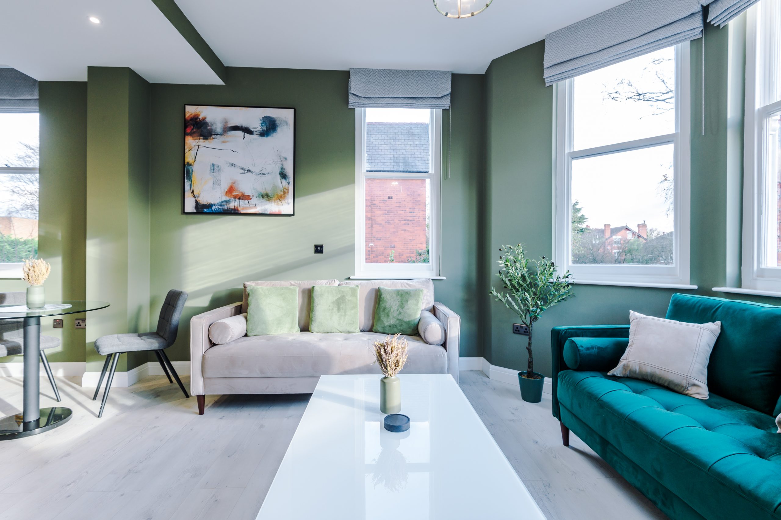 Serviced Apartments vs Airbnb: What You Need to Know Before Booking